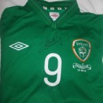 Shane-Long-signature-on-player-issue-jersey-225×300