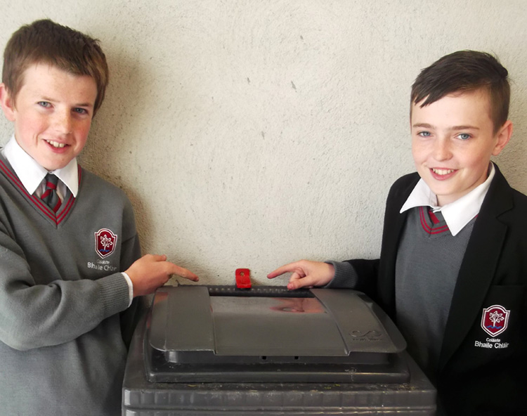 Eoghan Furey (left) and Ruairi Gallagher (right) with their invention the ClippyBin.
