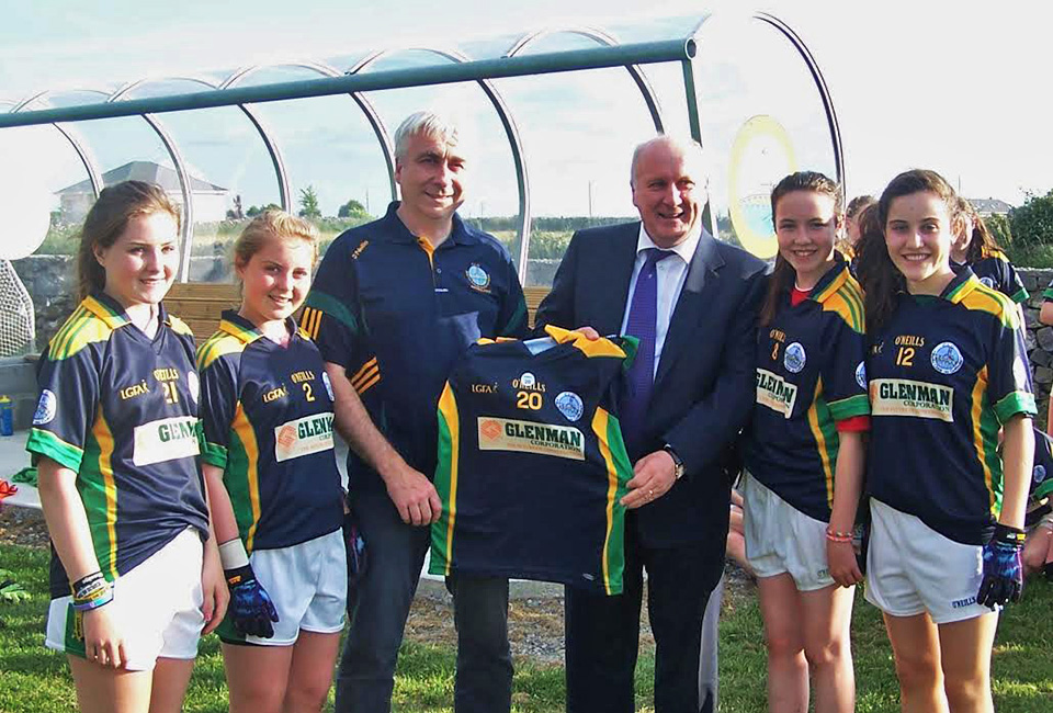 Albert Conneally of Glenman Construction presents the new Set of Jerseys to Claregalway Ladies Secretary Michael Downes and U14 players Mave Moran, Katlyn Kearney and sisters Anna and Ellen Conneally.